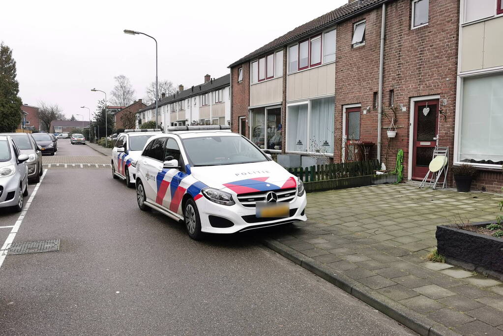 Vrouw gewond in badkamer, politie tikt raam in