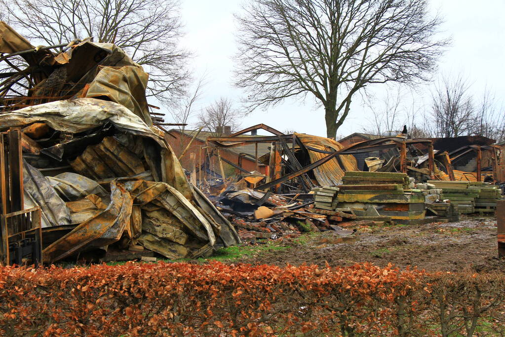 Ravage is enorm na verwoestende brand