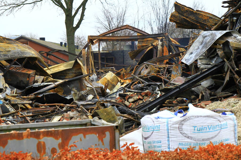 Ravage is enorm na verwoestende brand