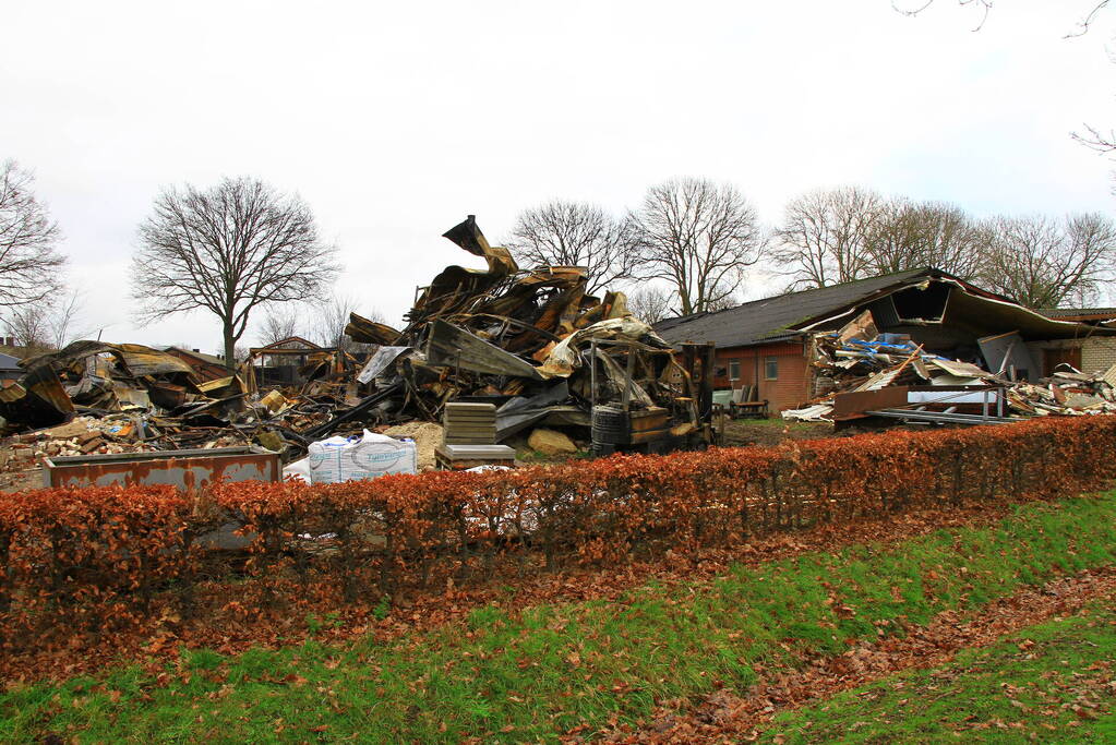 Ravage is enorm na verwoestende brand