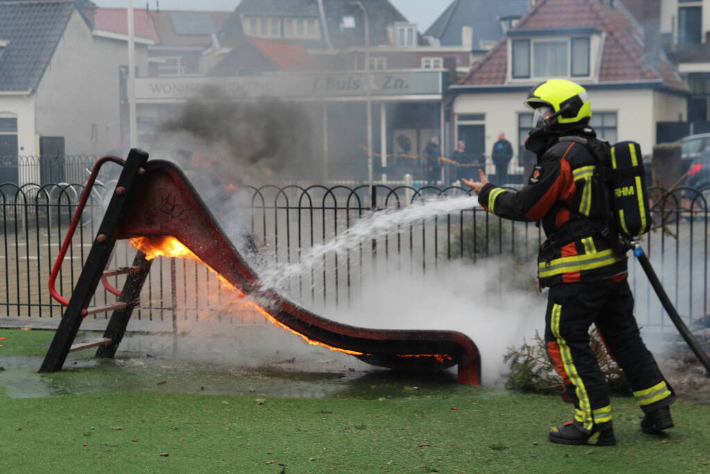 Speeltoestel met kerstbomen vliegt in brand