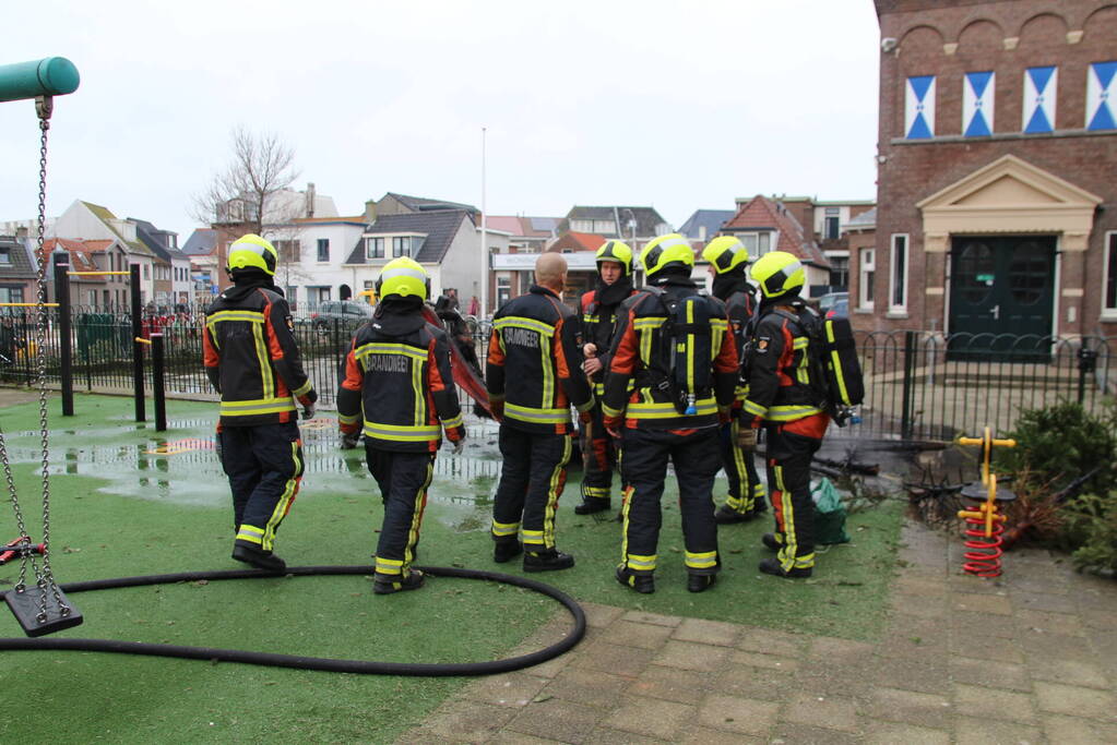 Speeltoestel met kerstbomen vliegt in brand