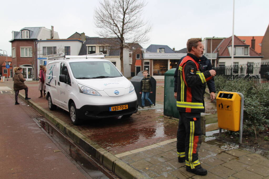 Speeltoestel met kerstbomen vliegt in brand