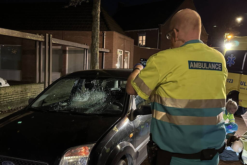 Automobilist en voetganger in botsing