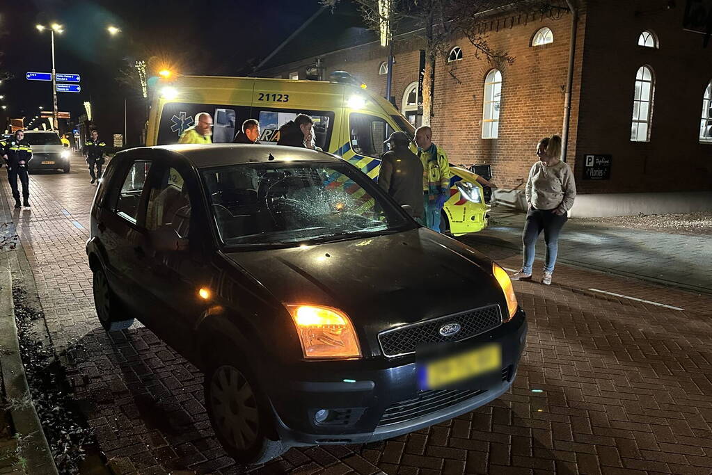Automobilist en voetganger in botsing