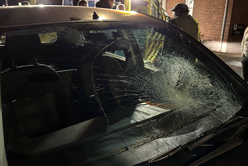 Automobilist en voetganger in botsing