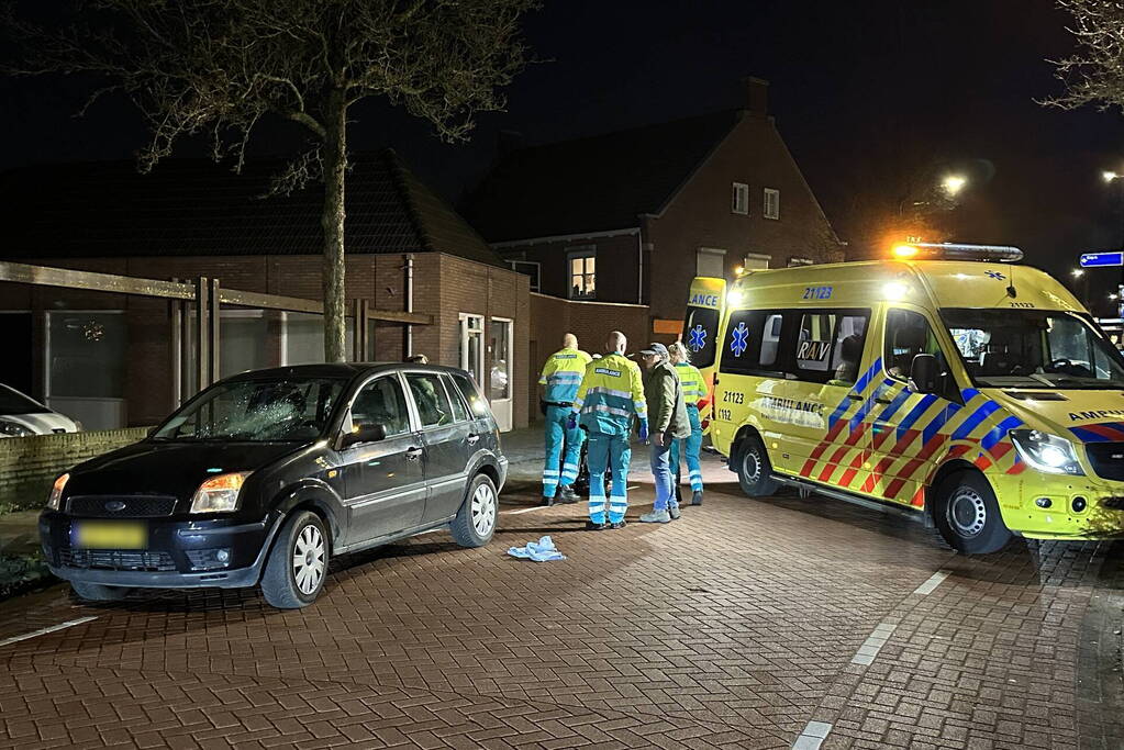 Automobilist en voetganger in botsing
