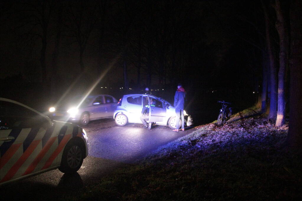 Auto raakt boom na uit de bocht vliegen