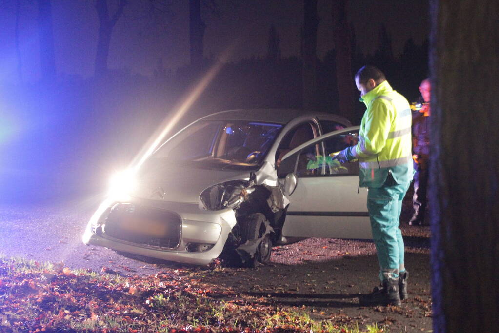 Auto raakt boom na uit de bocht vliegen