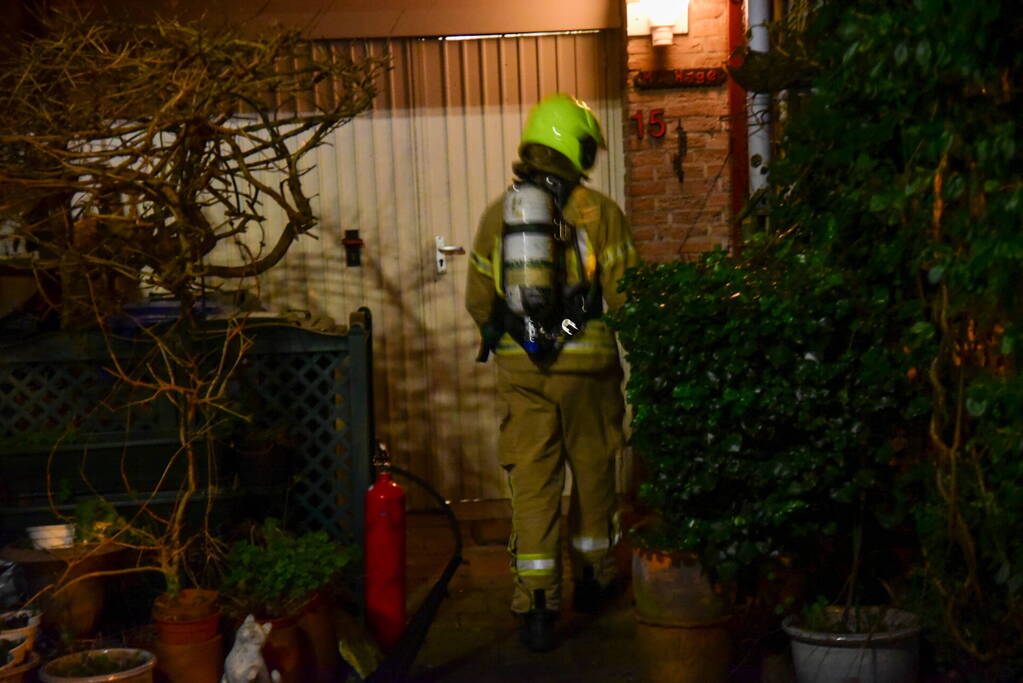 Brandweer blust smeulbrand in woning