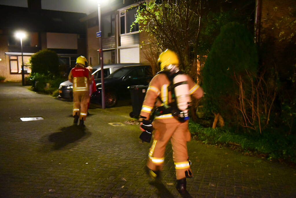 Brandweer blust smeulbrand in woning