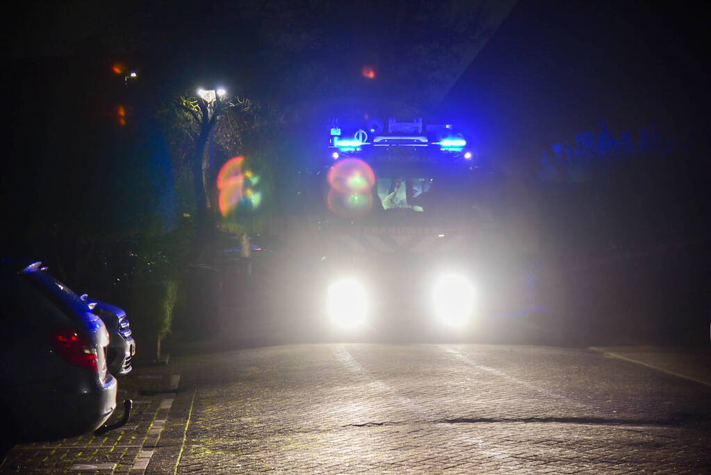 Brandweer blust smeulbrand in woning