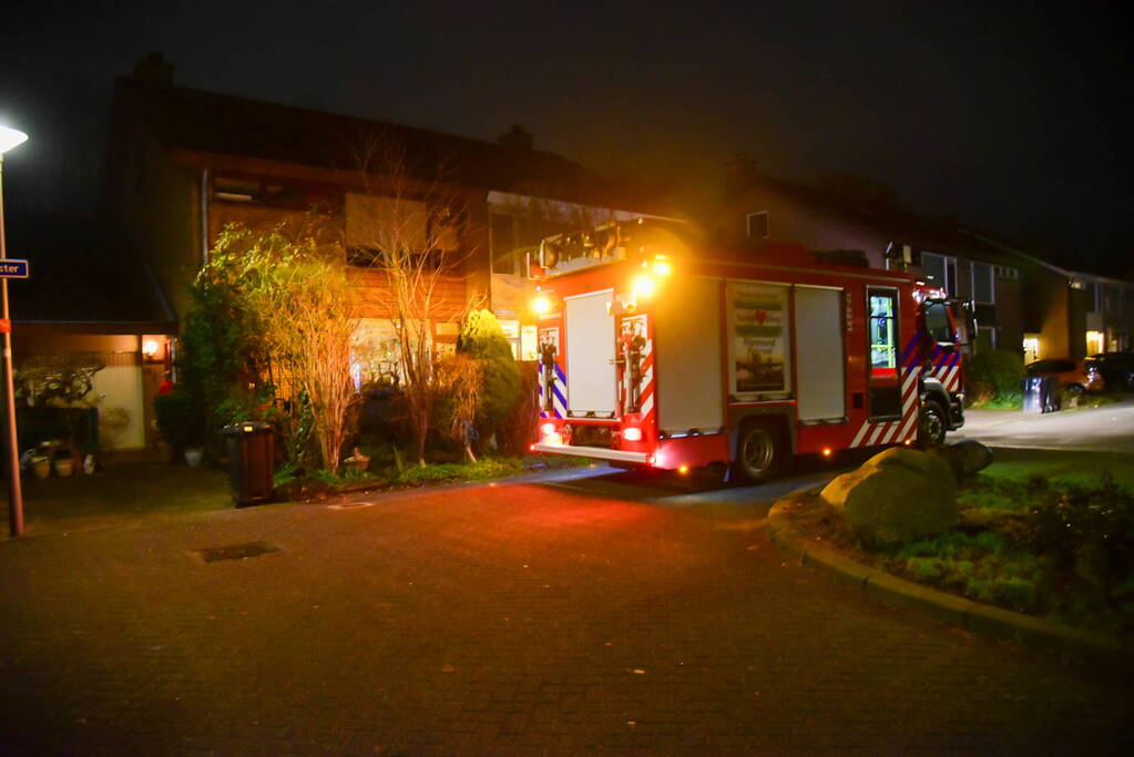 Brandweer blust smeulbrand in woning