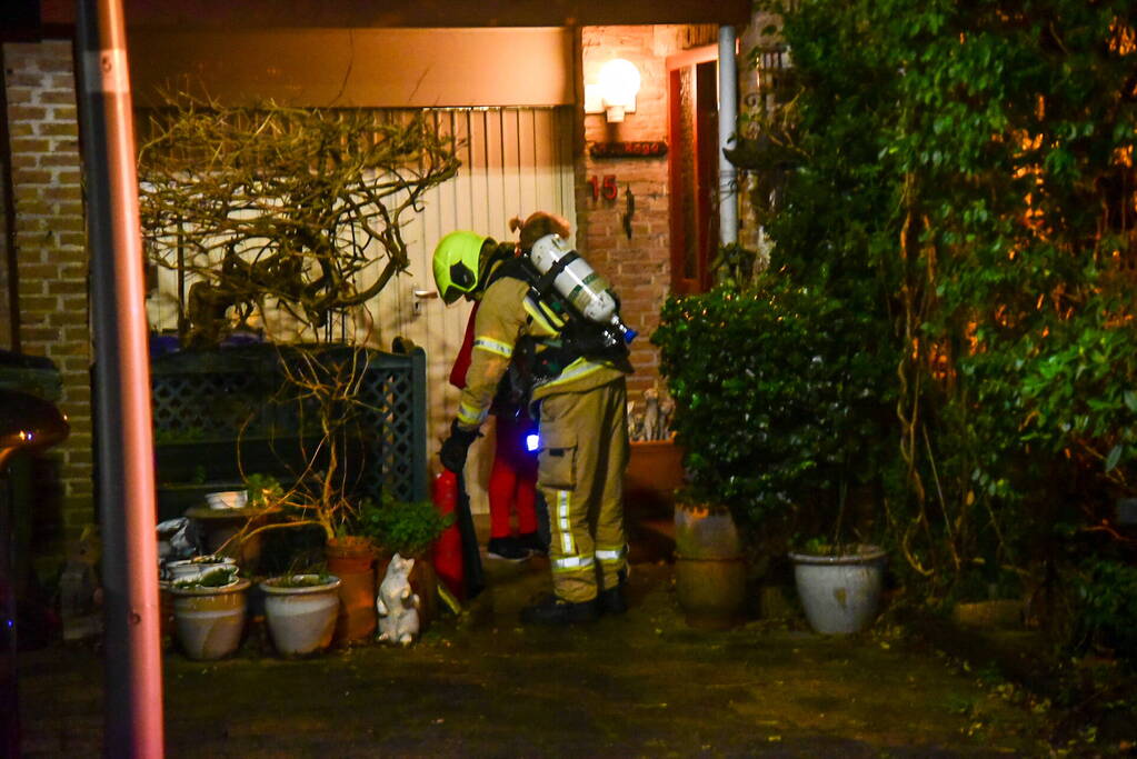 Brandweer blust smeulbrand in woning