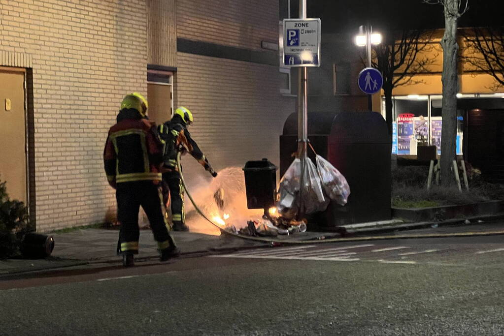 Brandweer blust kleine afval brand