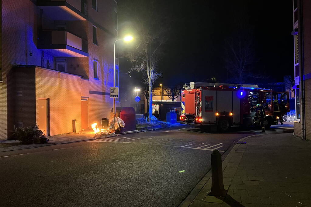 Brandweer blust kleine afval brand