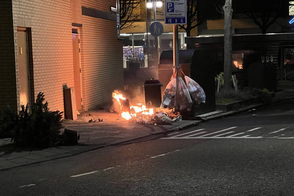 Brandweer blust kleine afval brand