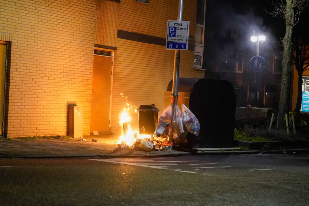 Brandweer blust kleine afval brand