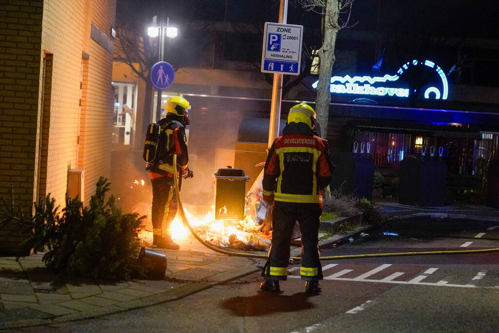 Brandweer blust kleine afval brand