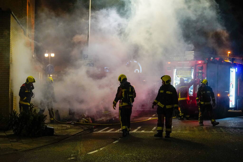 Brandweer blust kleine afval brand