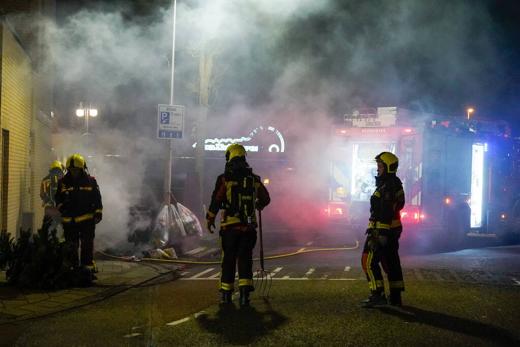 Brandweer blust kleine afval brand