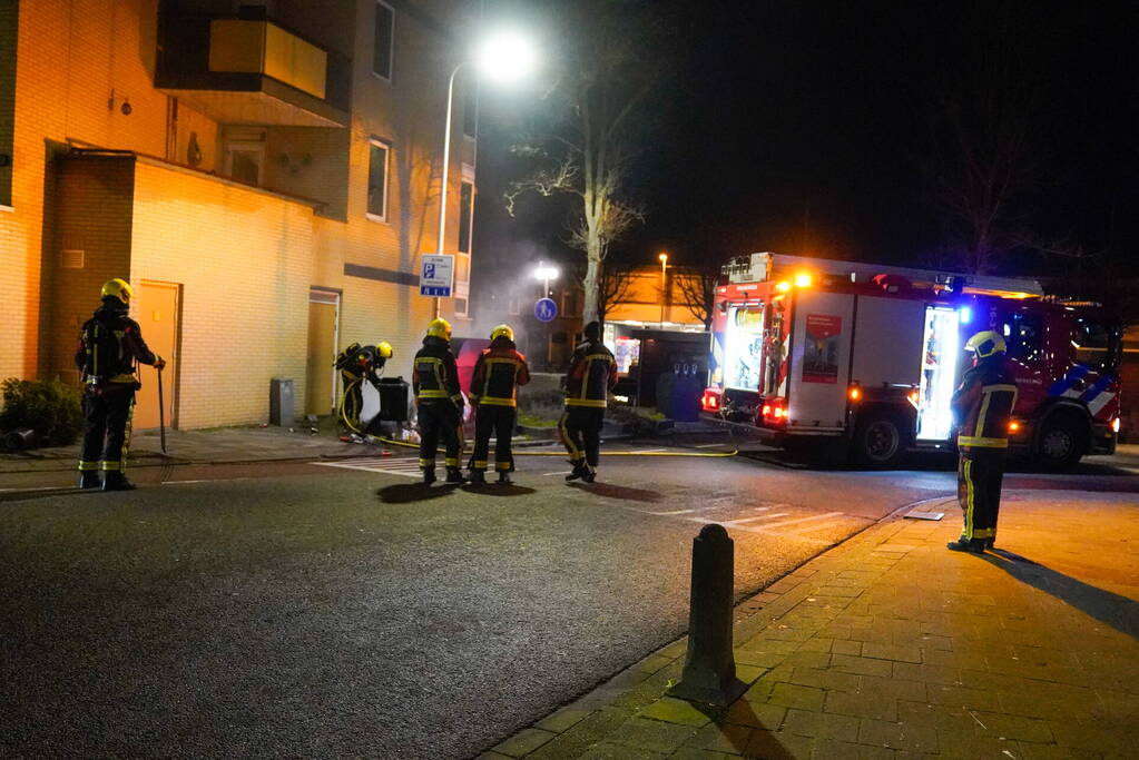 Brandweer blust kleine afval brand