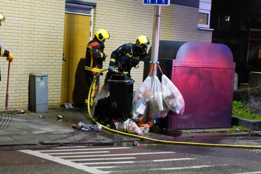 Brandweer blust kleine afval brand