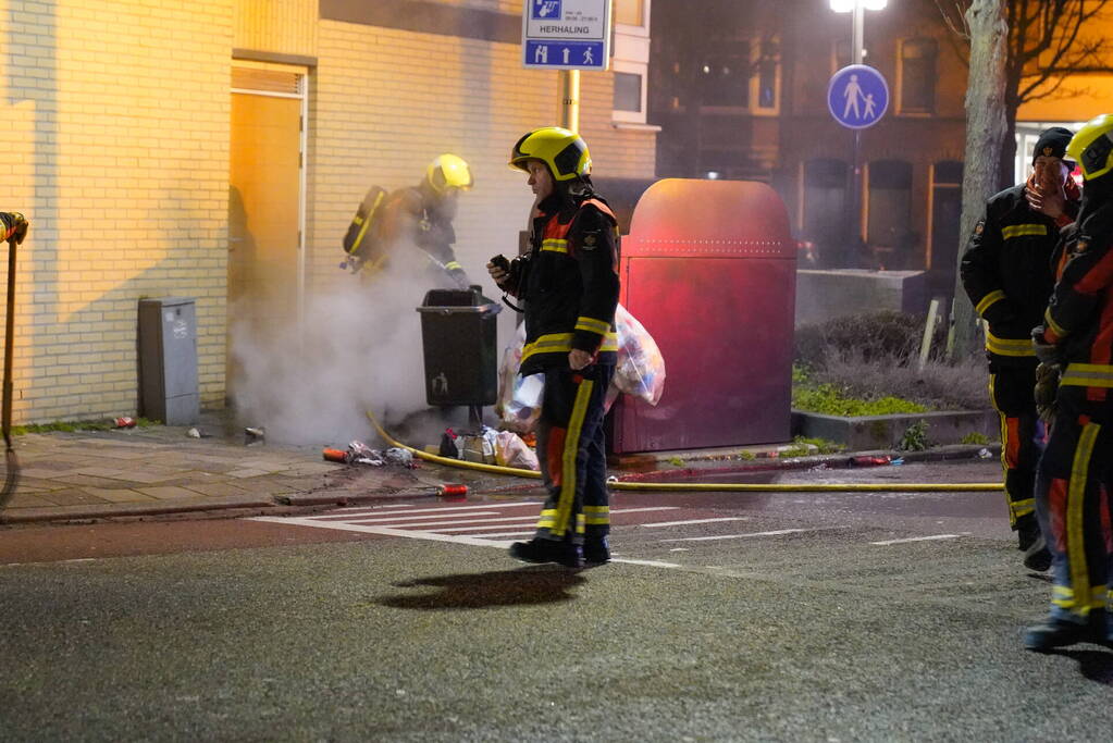 Brandweer blust kleine afval brand