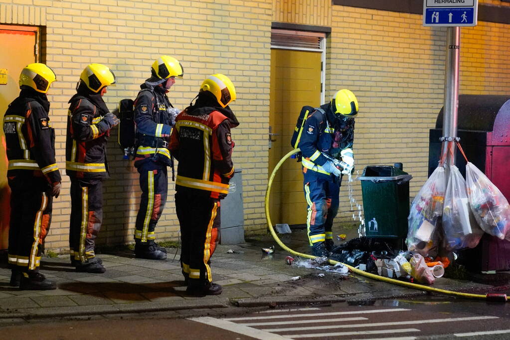 Brandweer blust kleine afval brand