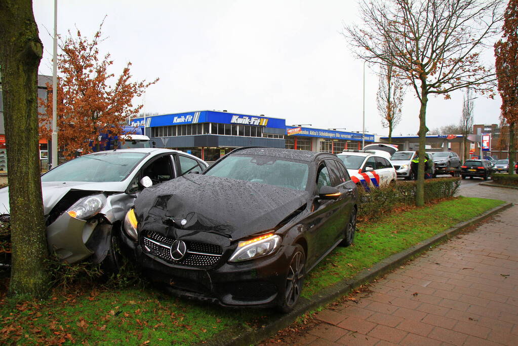 Personenwagen eindigt tegen boom na botsing