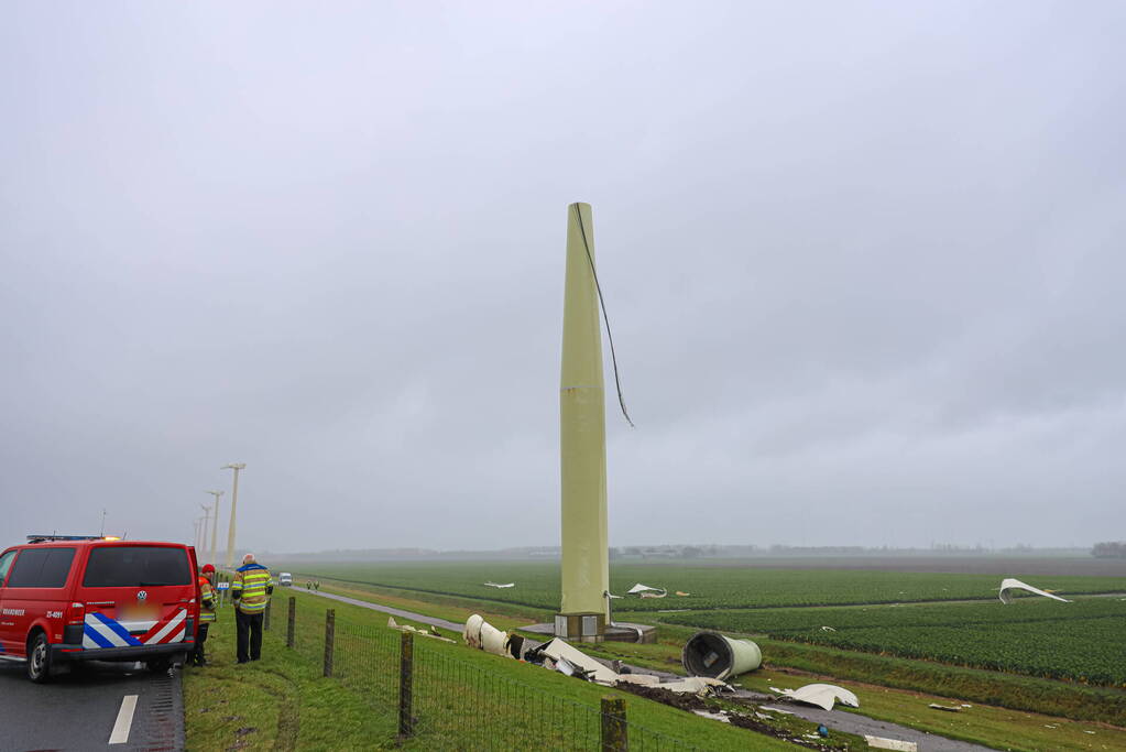 Grote ravage door geknakte windmolen