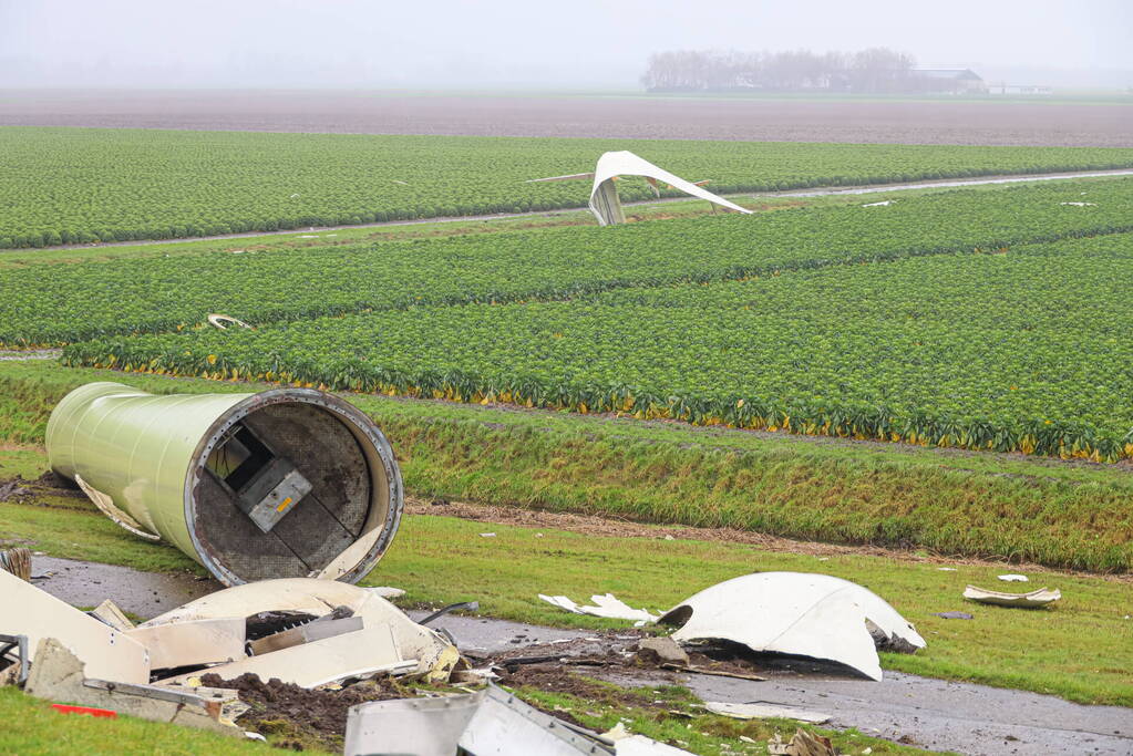 Grote ravage door geknakte windmolen