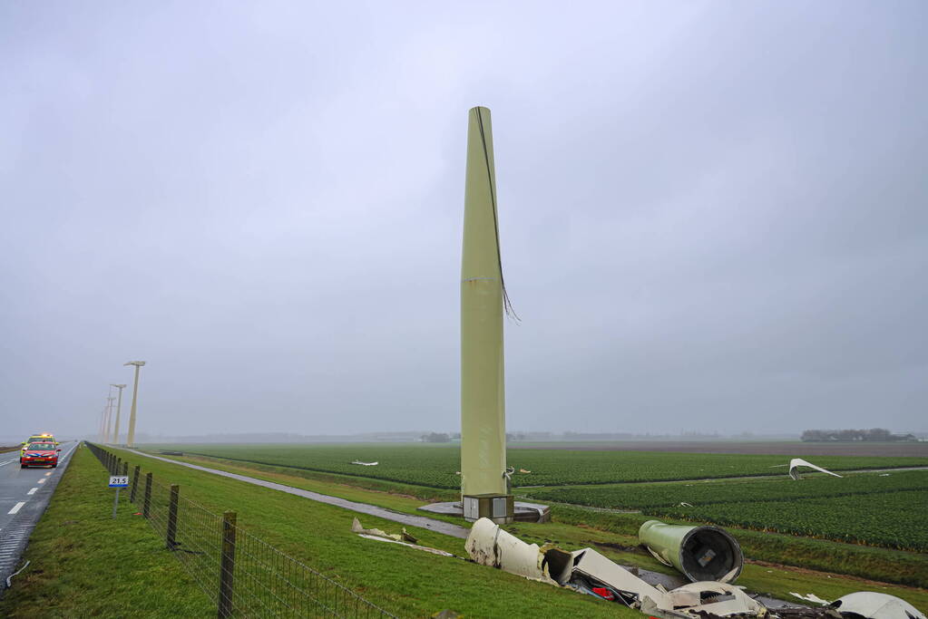 Grote ravage door geknakte windmolen
