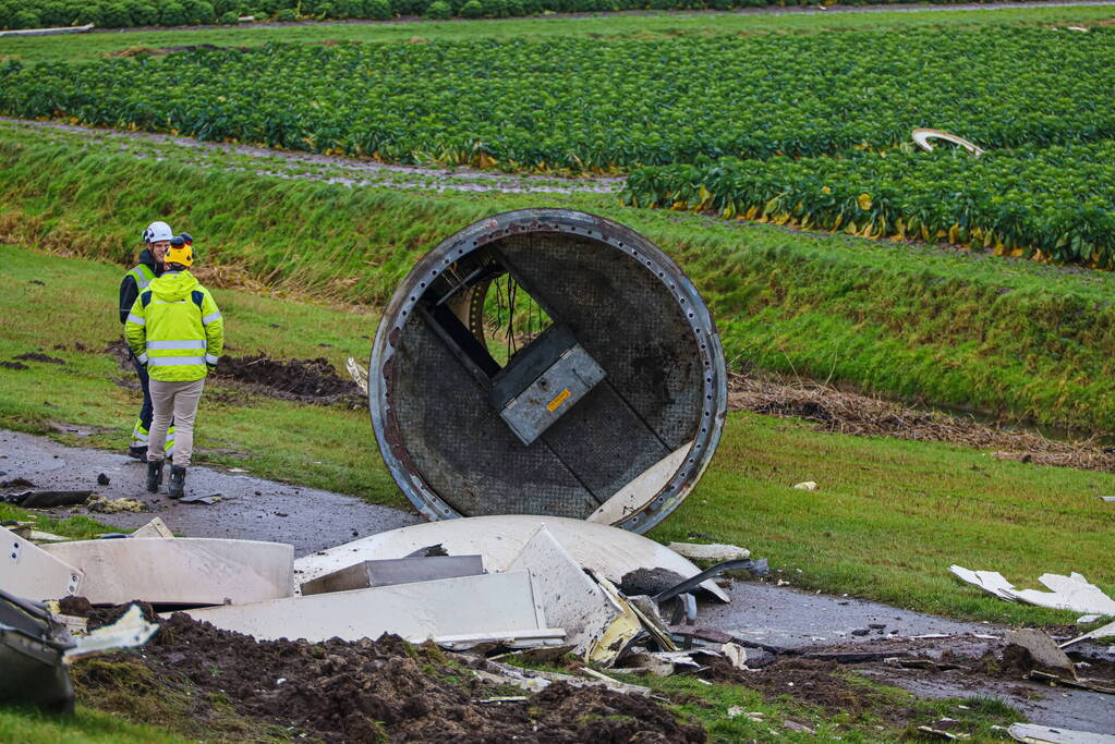 Grote ravage door geknakte windmolen