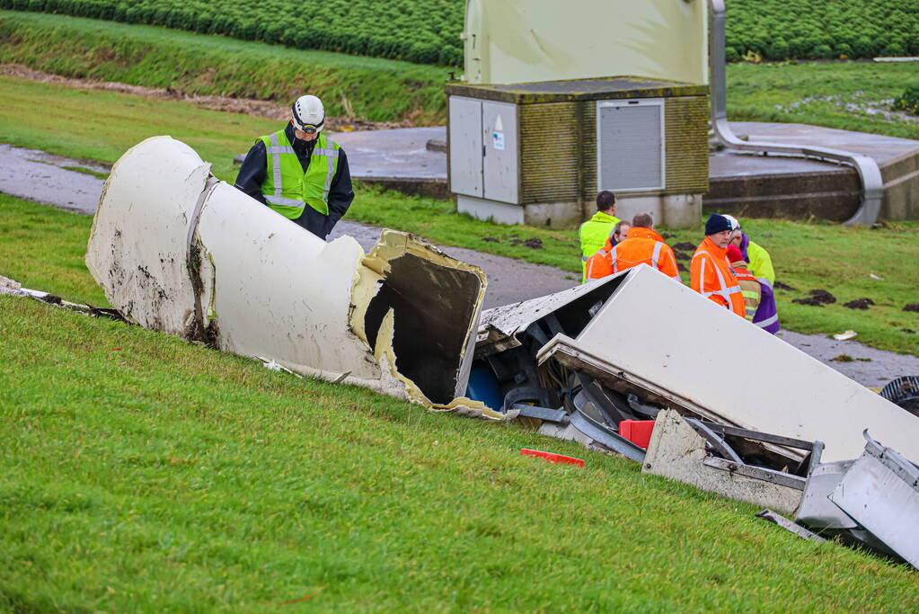 Grote ravage door geknakte windmolen