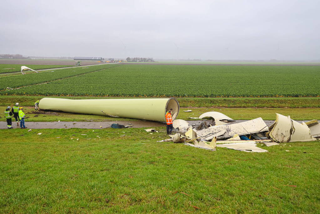Grote ravage door geknakte windmolen