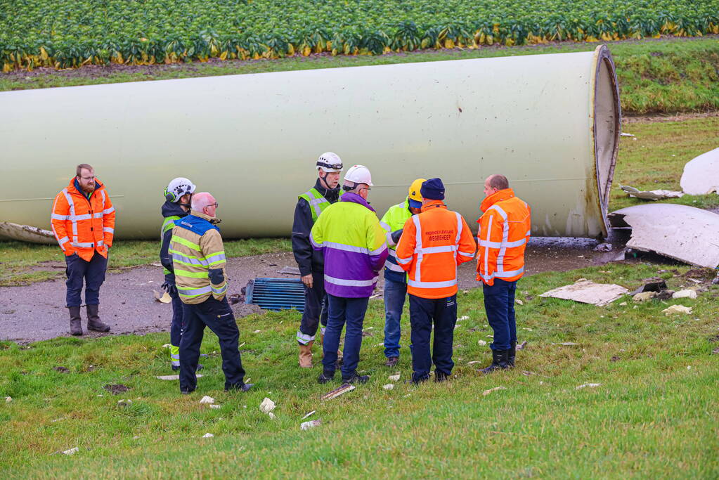 Grote ravage door geknakte windmolen