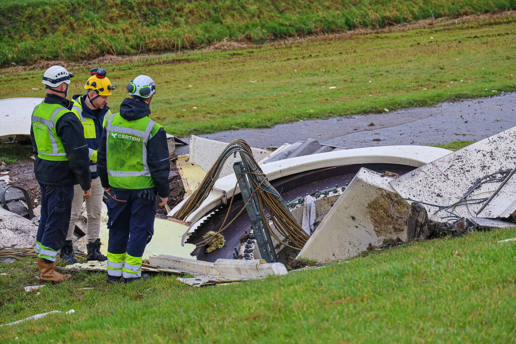 Grote ravage door geknakte windmolen