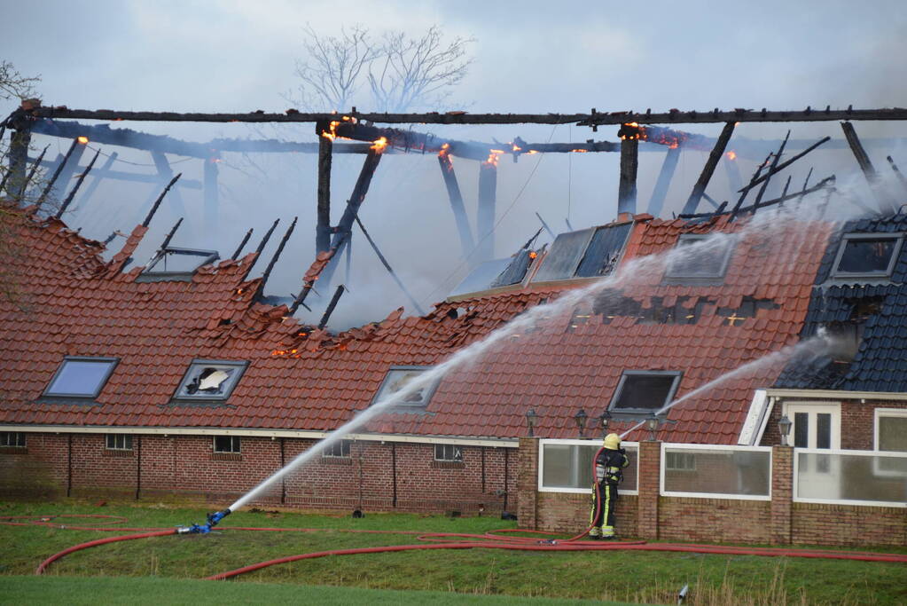 Grote uitslaande brand in rietgedekte boerderij