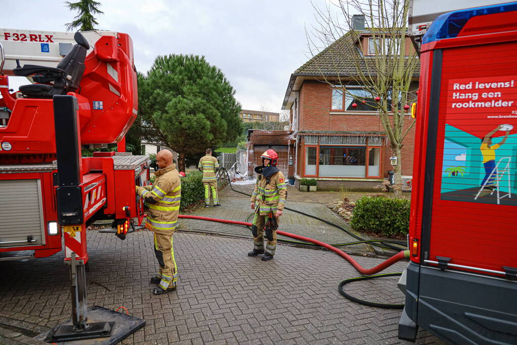 Schuur deels ingestort na brand in Sieradenbuurt