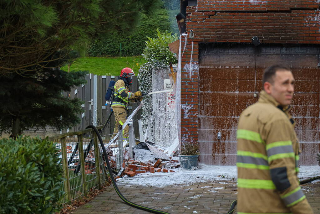 Schuur deels ingestort na brand in Sieradenbuurt