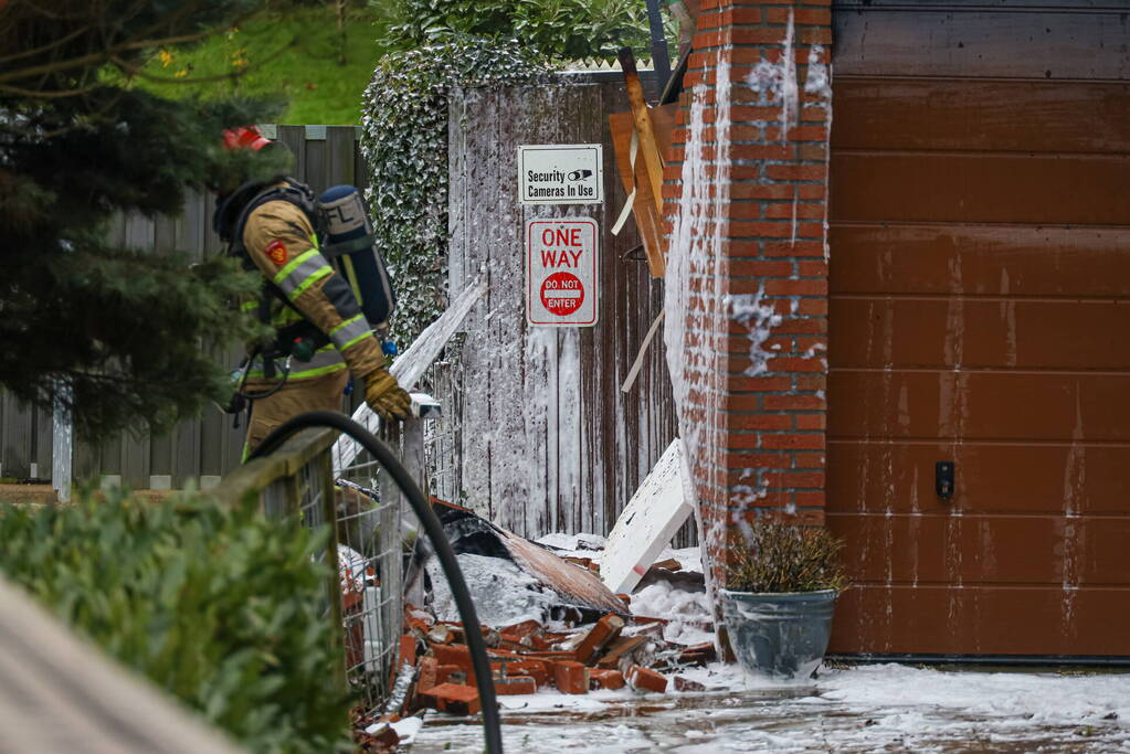 Schuur deels ingestort na brand in Sieradenbuurt