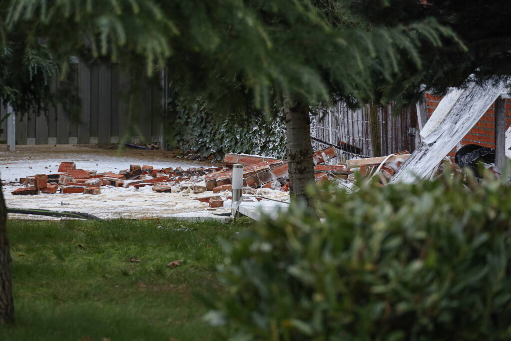 Schuur deels ingestort na brand in Sieradenbuurt