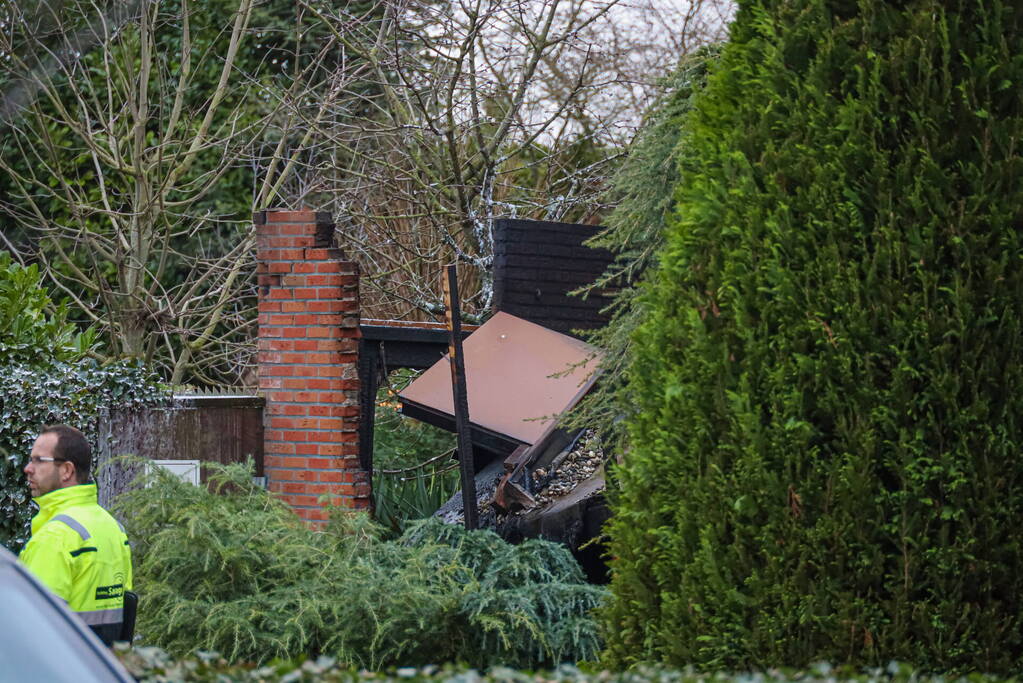 Schuur deels ingestort na brand in Sieradenbuurt
