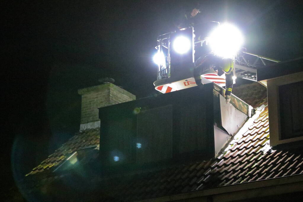 Deel van dakkapel hangt los