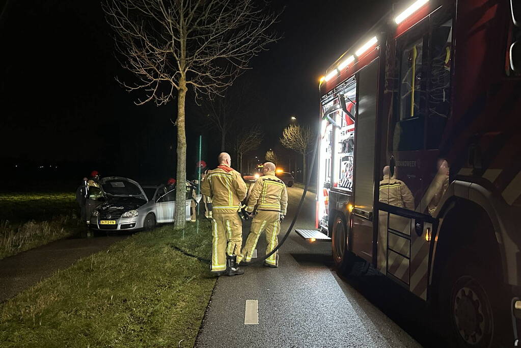 Auto vliegt in brand tijdens rit