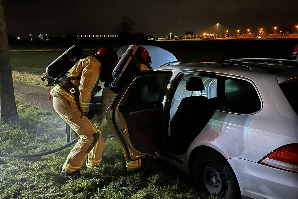 Auto vliegt in brand tijdens rit