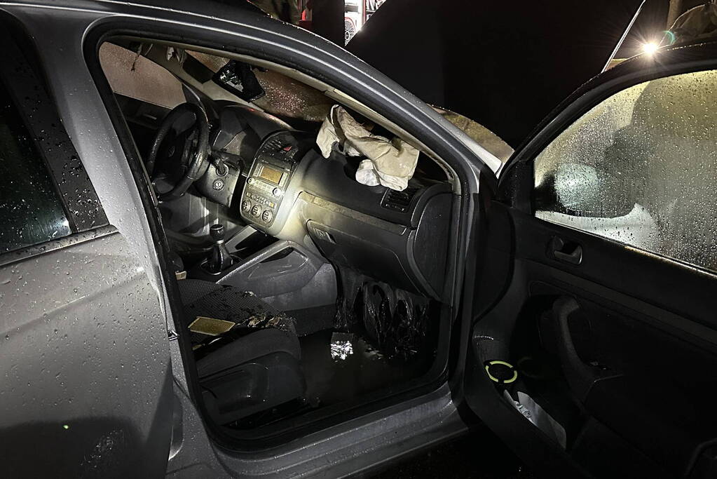 Auto vliegt in brand tijdens rit