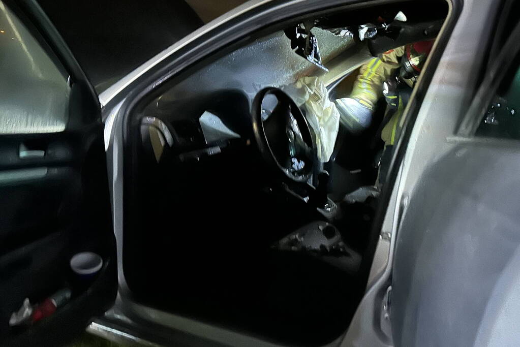 Auto vliegt in brand tijdens rit