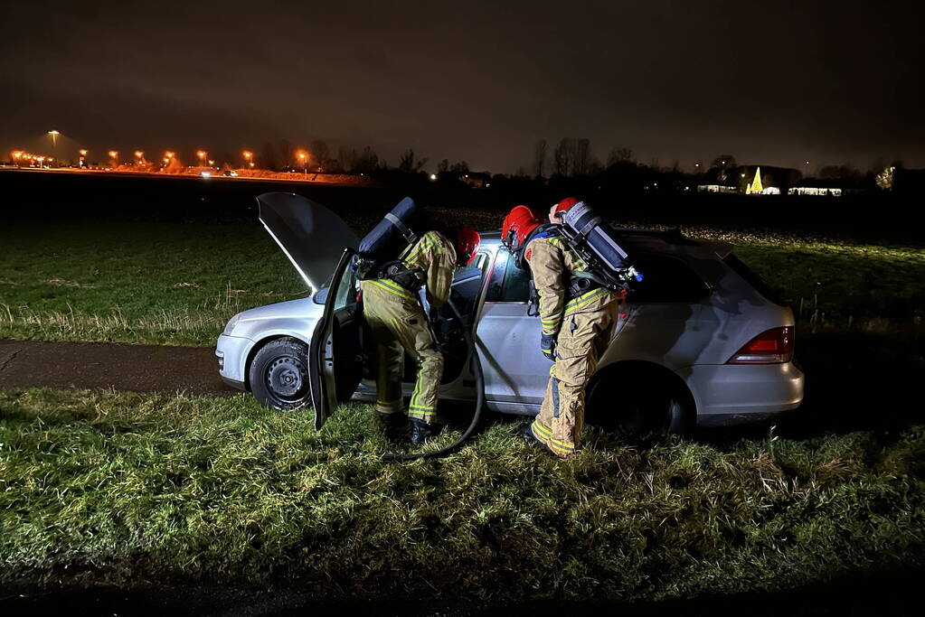 Auto vliegt in brand tijdens rit